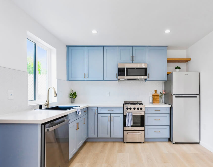 Foundational Color Principles for ADUs – ADU kitchen combining warm wood cabinetry with light neutral surfaces for balance and cohesion